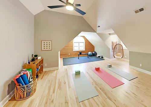 Custom-built Mountain Retreat - 3 Acres & Hot Tub Home