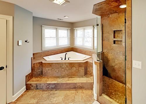 Custom-built Mountain Retreat - 3 Acres & Hot Tub Home