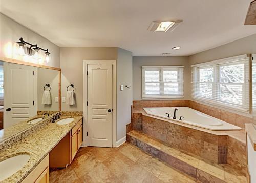 Custom-built Mountain Retreat - 3 Acres & Hot Tub Home