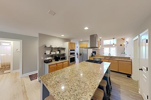 Custom-built Mountain Retreat - 3 Acres & Hot Tub Home