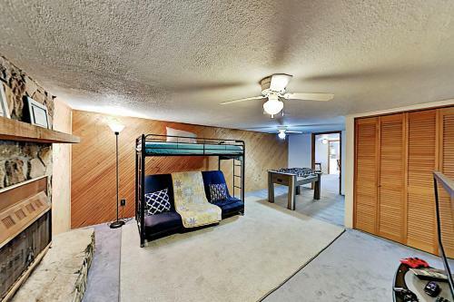 Amazing 2-acre Retreat - Office, Gazebo & Fire Pit Home