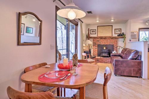 Apartamento Mountaintop Studio With Deck And Views - 3 Mi To Wcu!