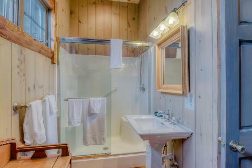 2 Bed 2 Bath Vacation Home In Whittier VI
