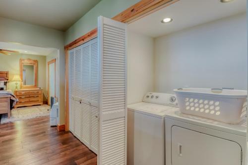 2 Bed 2 Bath Vacation Home In Whittier VI