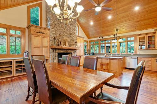 4 Bed 4 Bath Vacation Home In Whittier