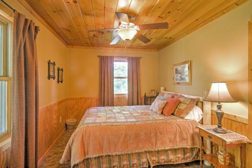 Charming Fox Den Cabin In Whittier With Hot Tub!