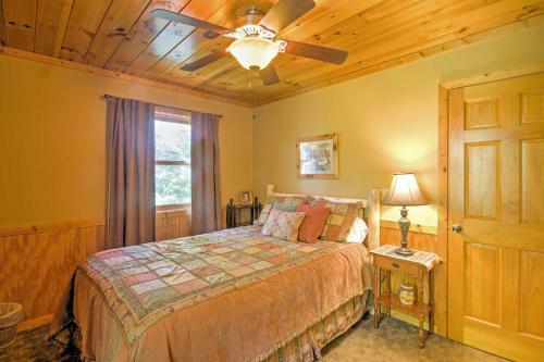 Charming Fox Den Cabin In Whittier With Hot Tub!