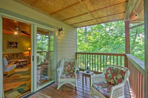 Charming Fox Den Cabin In Whittier With Hot Tub!