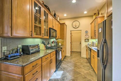 Apartamento Green Shadows Scenic Whittier Condo With Fireplace!