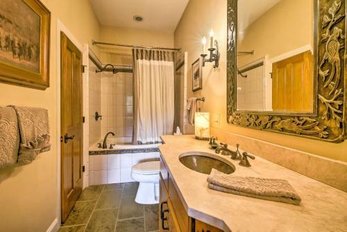 Apartamento Green Shadows Scenic Whittier Condo With Fireplace!