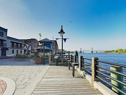 Apartamento Downtown Condo With River View, Near Shops & Beaches Condo
