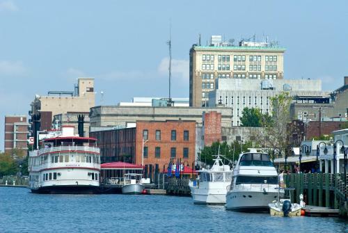 Apartamento Downtown Condo With River View, Near Shops & Beaches Condo