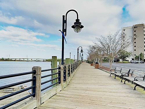 Apartamento New Listing! 9th-floor River-view Condo With Balcony Condo