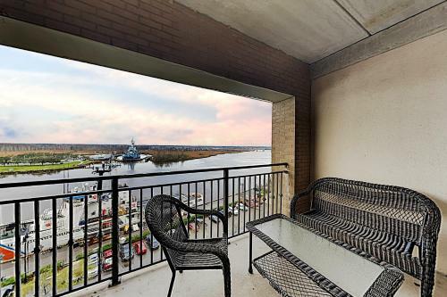 Apartamento New Listing! 9th-floor River-view Condo With Balcony Condo