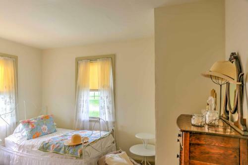 Historic Ottawa Lake House Deck, Barn And 96 Acres!