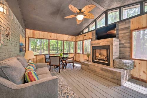 Lavish Getaway With Hot Tub On Almost 6 Acres!