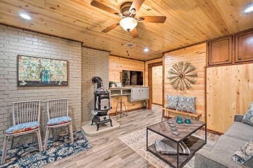 Lavish Getaway With Hot Tub On Almost 6 Acres!