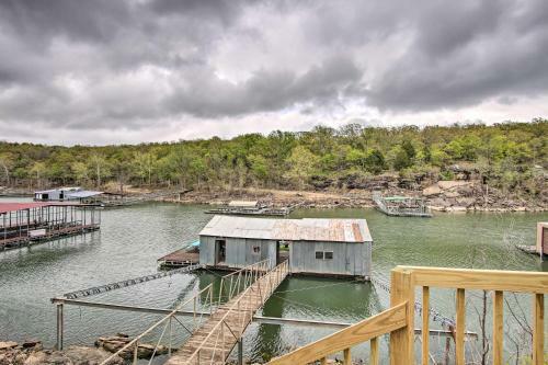 Waters Edge Retreat With Dock, Deck And Kayaks!