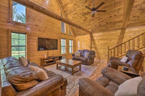Broken Bow Retreat With Game Room And Hot Tub!