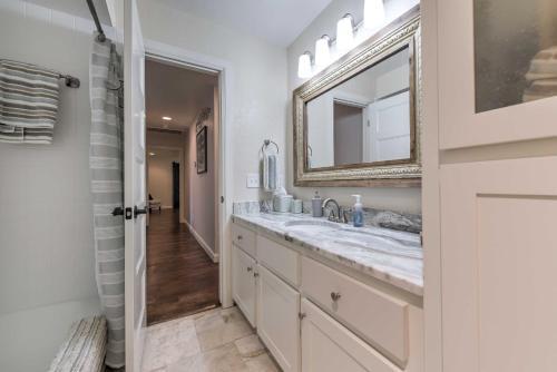 Casual Yet Elegant, Spacious Nw Oklahoma City Home