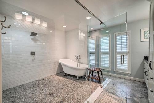 Casual Yet Elegant, Spacious Nw Oklahoma City Home