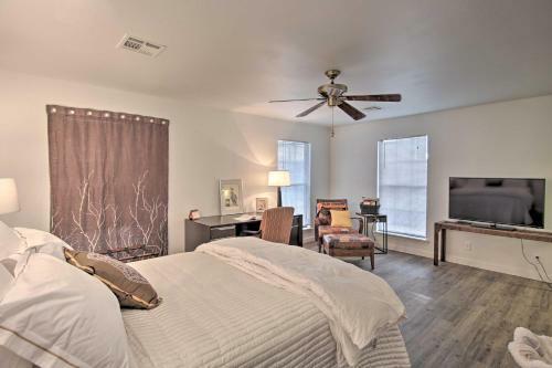Townhome With Fireplace, Walk To Shops And Dining!