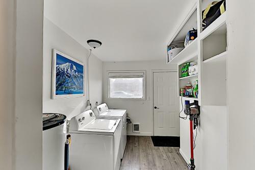 Apartamento Remodeled Retreat - Firepit - Near Dining & Shops Duplex