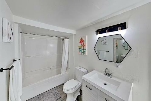 Walkable Galveston Corridor Gem With Home Office Home
