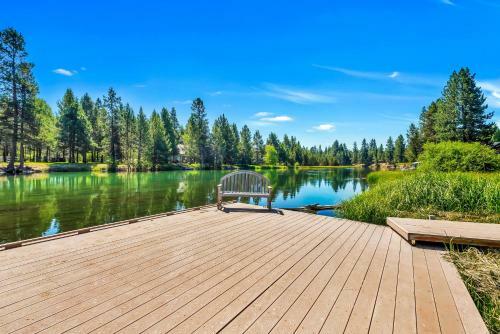 Apartamento New Listing! Riverfront Retreat With Dock & Foosball Duplex