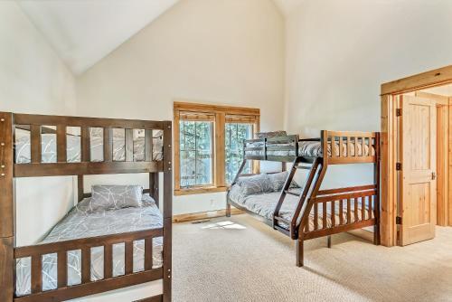 Apartamento New Listing! Riverfront Retreat With Dock & Foosball Duplex