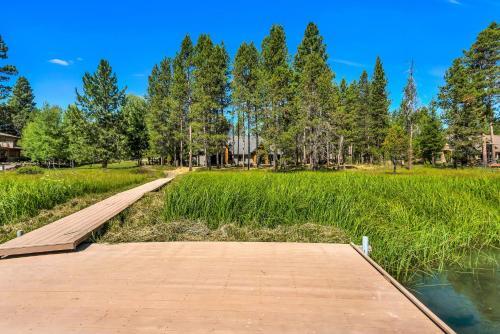 Apartamento New Listing! Riverfront Retreat With Dock & Foosball Duplex