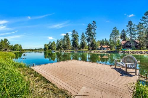 Apartamento New Listing! Riverfront Retreat With Dock & Foosball Duplex