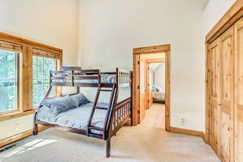 Apartamento New Listing! Riverfront Retreat With Dock & Foosball Duplex