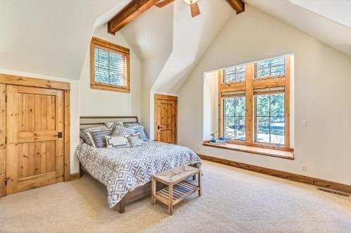 Apartamento New Listing! Riverfront Retreat With Dock & Foosball Duplex