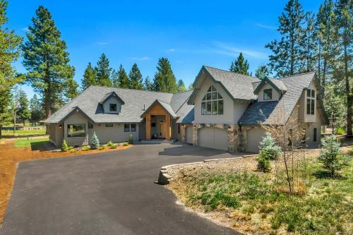 Apartamento New Listing! Riverfront Retreat With Dock & Foosball Duplex