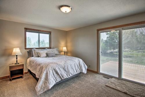 Updated Farmhouse With Deck On Central Oregon Canal!