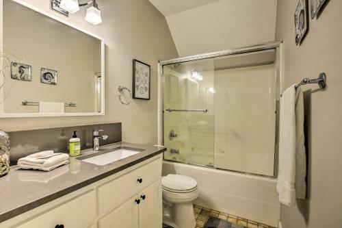 Dog-friendly Home With Hot Tub And Deck Walk To Beach