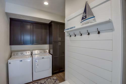Oceanview Townhome - Pet Friendly - Sleeps 6 - King