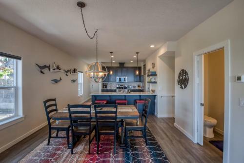 Oceanview Townhome - Pet Friendly - Sleeps 6 - King