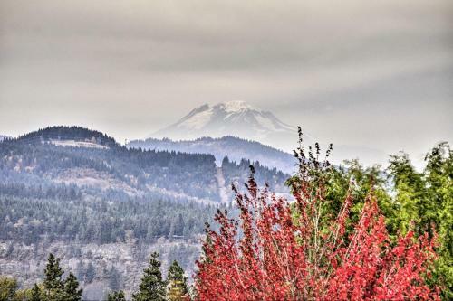 Group-friendly Hood River House With Deck, Game Room