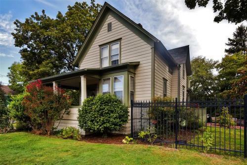 Historic And Charming Salem Home With Mill Creek Views!