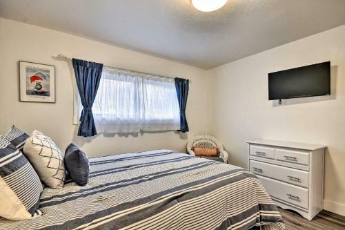 Modern Retreat Less Than � Mi From Rockaway Beach!