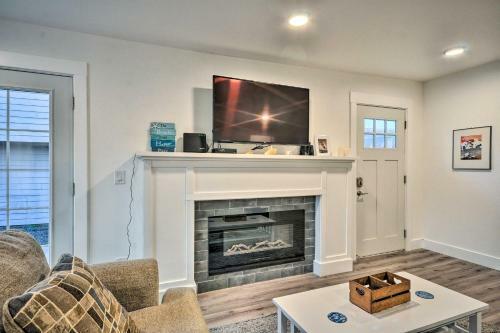 Modern Retreat Less Than � Mi From Rockaway Beach!