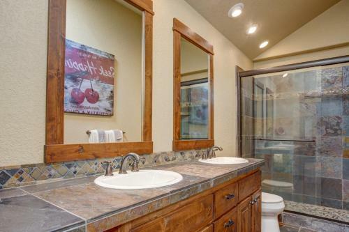 Stunning Retreat- Hot Tub, Sharc Access, 2 Masters Home