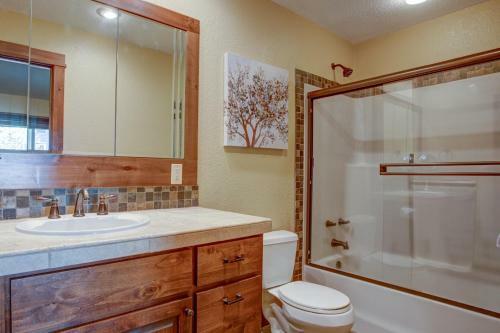 Stunning Retreat- Hot Tub, Sharc Access, 2 Masters Home