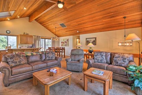 Pet-friendly Sunriver Home Hot Tub And 8 Sharc Passes