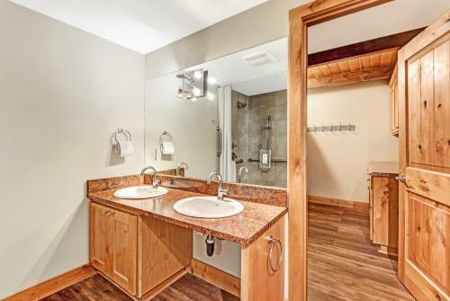 Aspen Lodge - Large Deck, Hot Tub & Fairway View Home