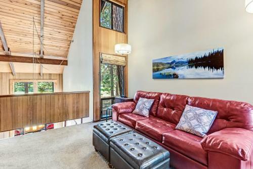 Aspen Lodge - Large Deck, Hot Tub & Fairway View Home
