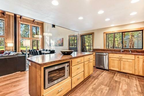 Aspen Lodge - Large Deck, Hot Tub & Fairway View Home
