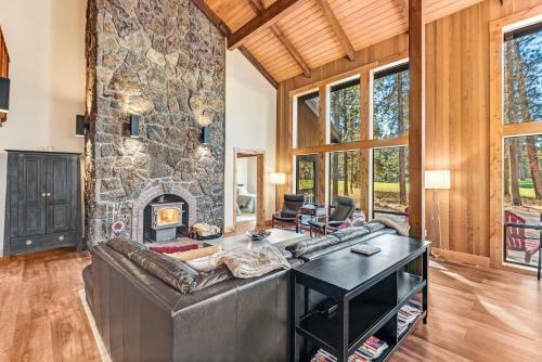Aspen Lodge - Large Deck, Hot Tub & Fairway View Home